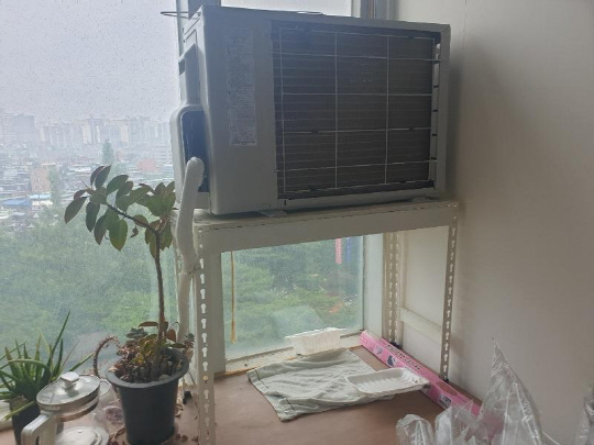 에어컨 실외기가 '실내'에 설치된 모습. 출처 보배드림